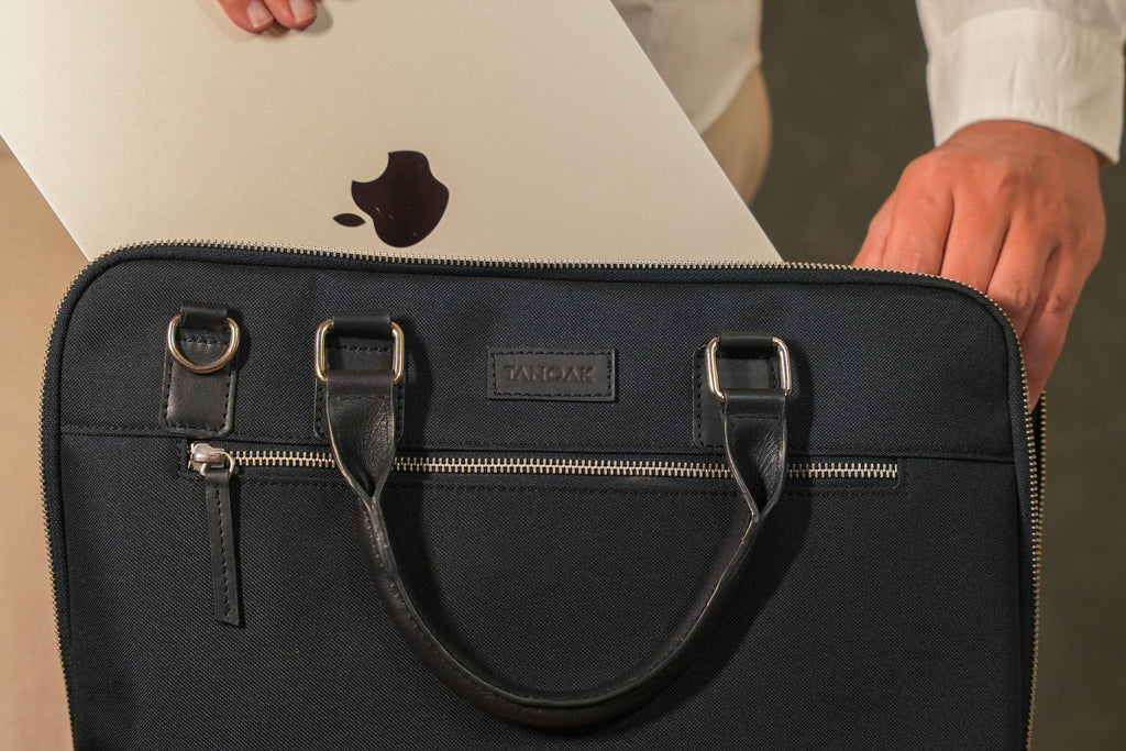 Tanoak Folio Laptop Bag / Onyx Black